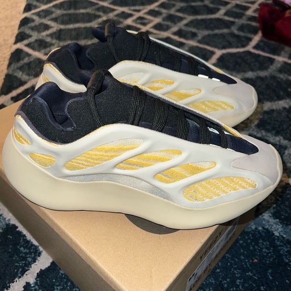 Yeezy 700 V3 Safflower
Size 7 - Picture 2 of 2